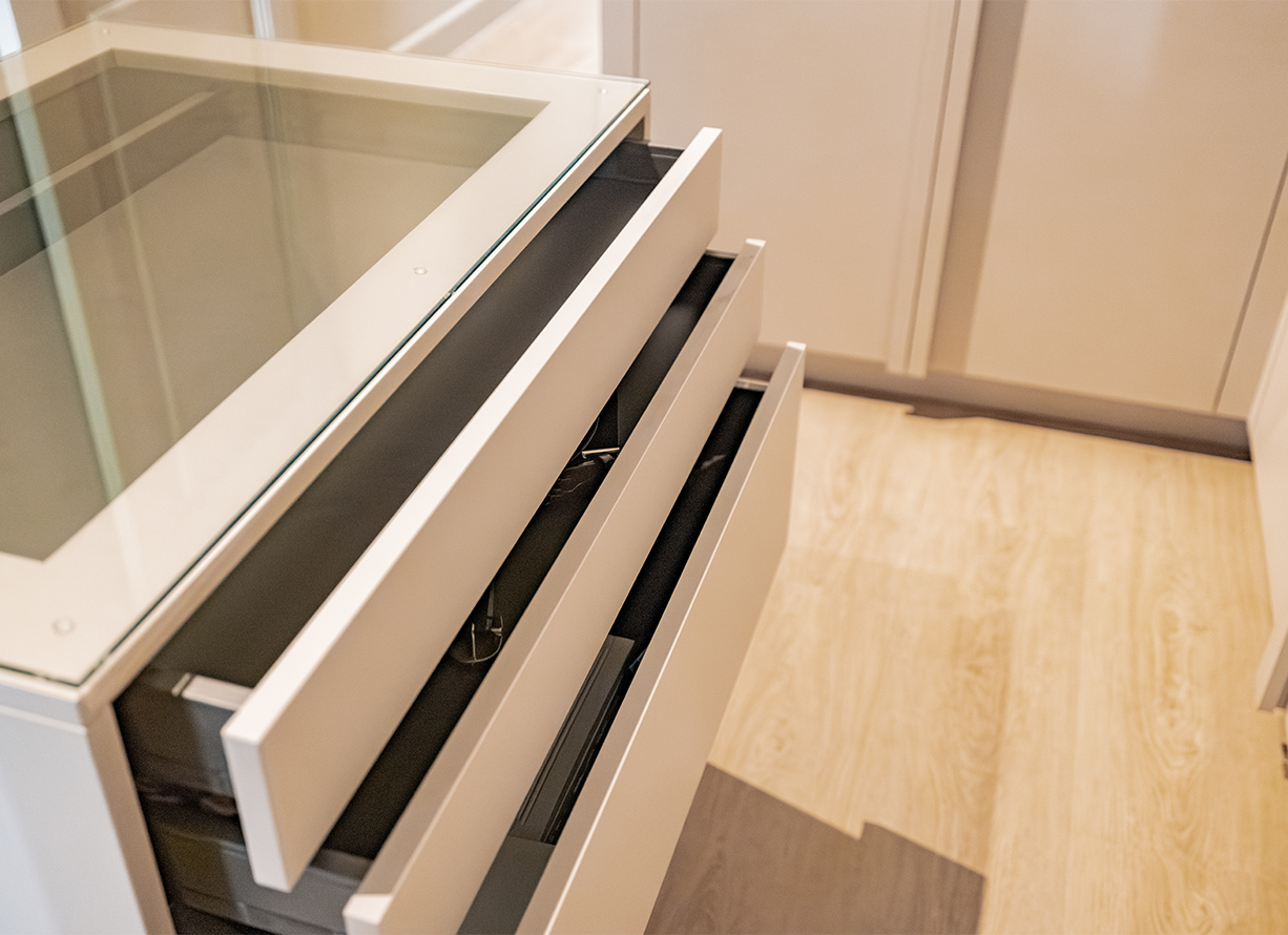 Open lade van maatwerk kast in Heenvliet