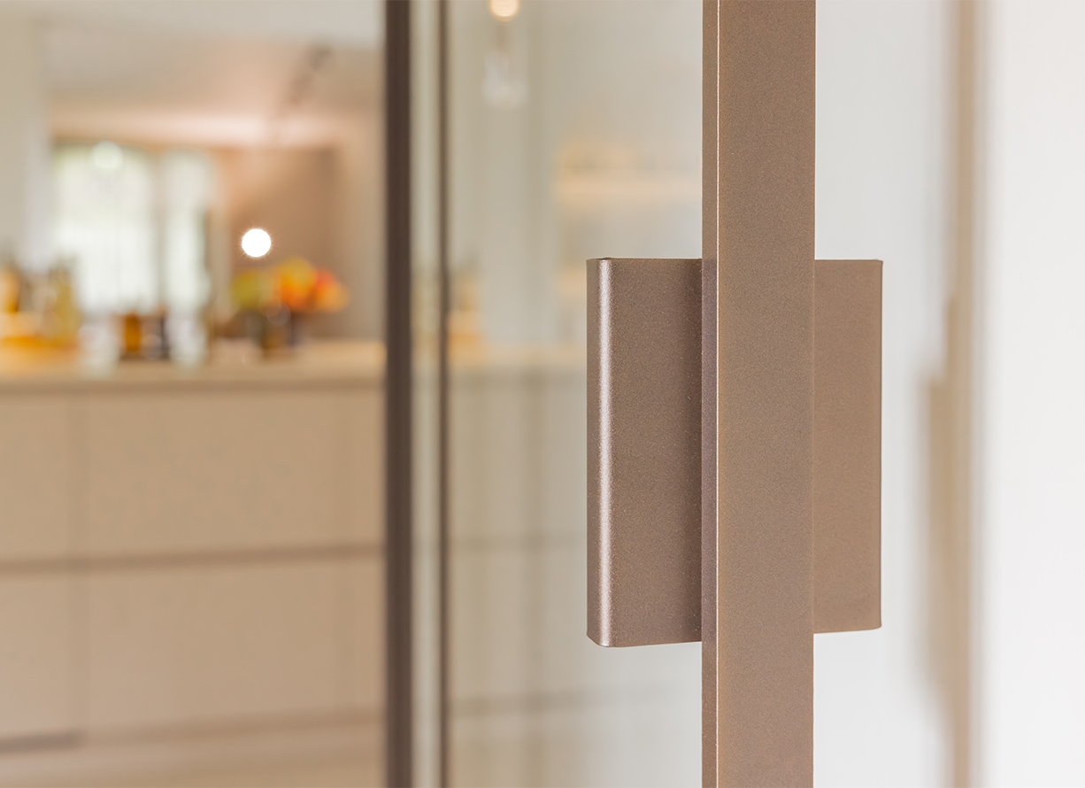 Detail van greep op glazen deur in Heenvliet