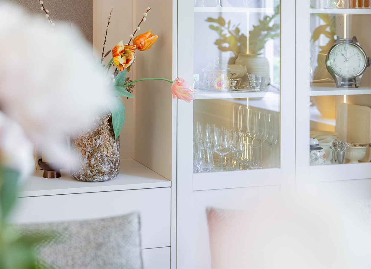 Witte vitrinekast met decoratie in Krimpen aan den IJssel