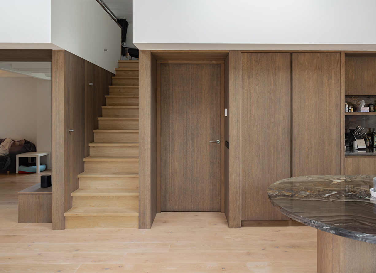Eiken maatwerk wand met trap in Oud-Beijerland