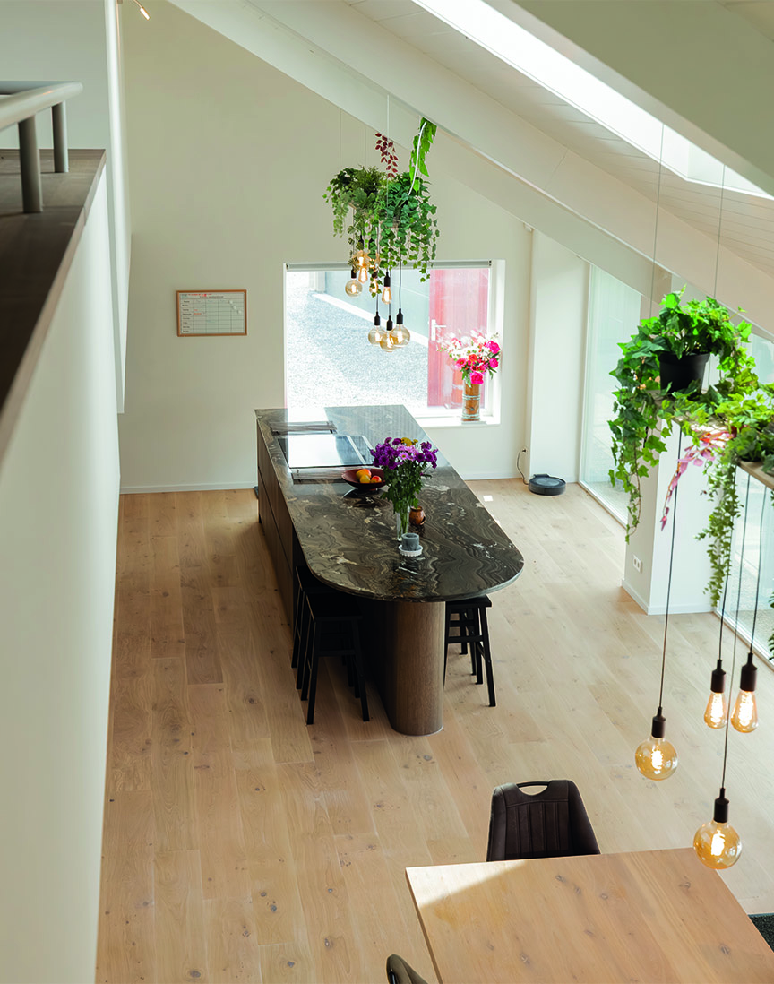 Eettafel met hangende planten in Oud-Beijerland