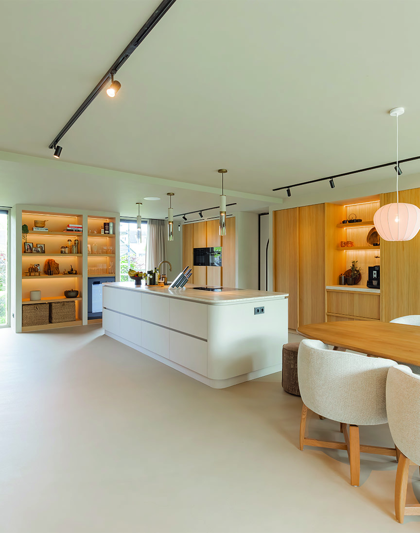Keuken met wit eiland en eiken wandkast in Heenvliet