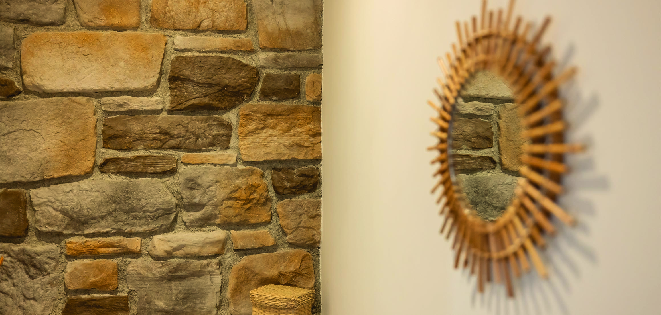 Natuurstenen wand met zonnespiegel in Ouderkerk aan den IJssel