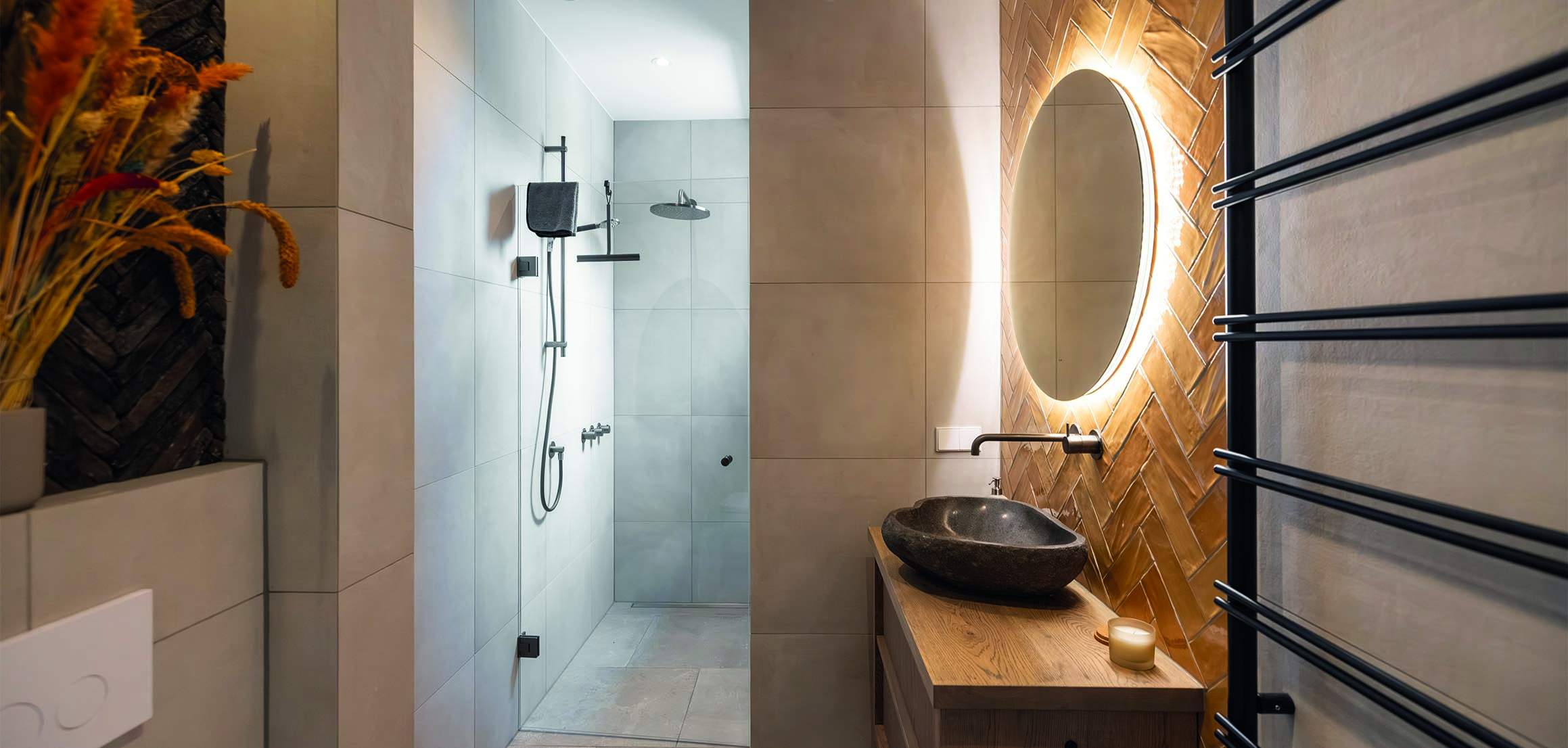Douche en wastafel met ronde spiegel in Ouderkerk aan den IJssel