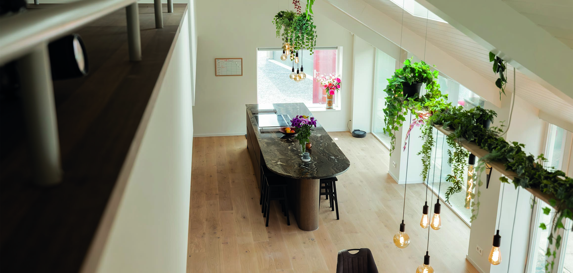 Eettafel in open ruimte met hangende planten in Oud-Beijerland