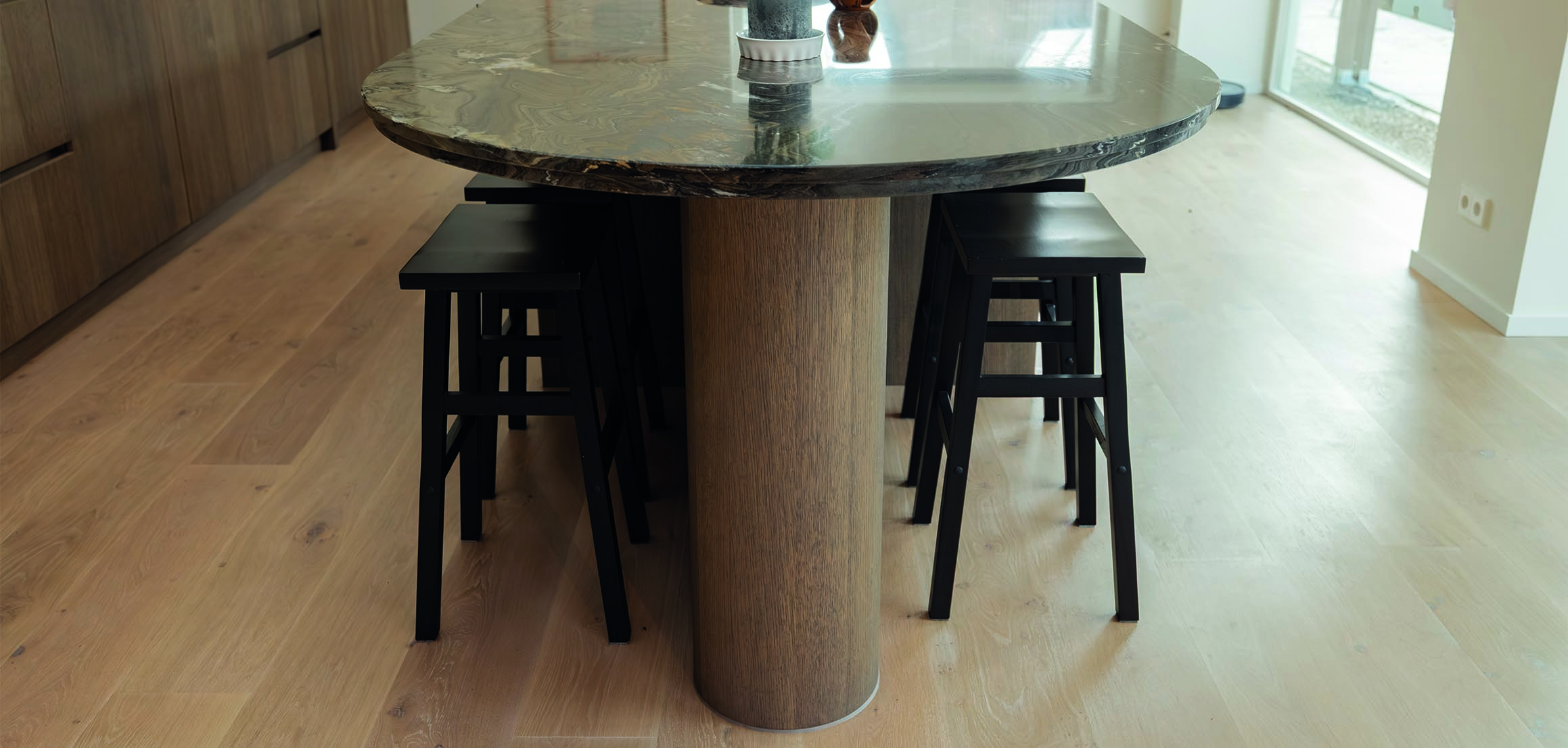 Rond eiland met hoge krukken in Oud-Beijerland
