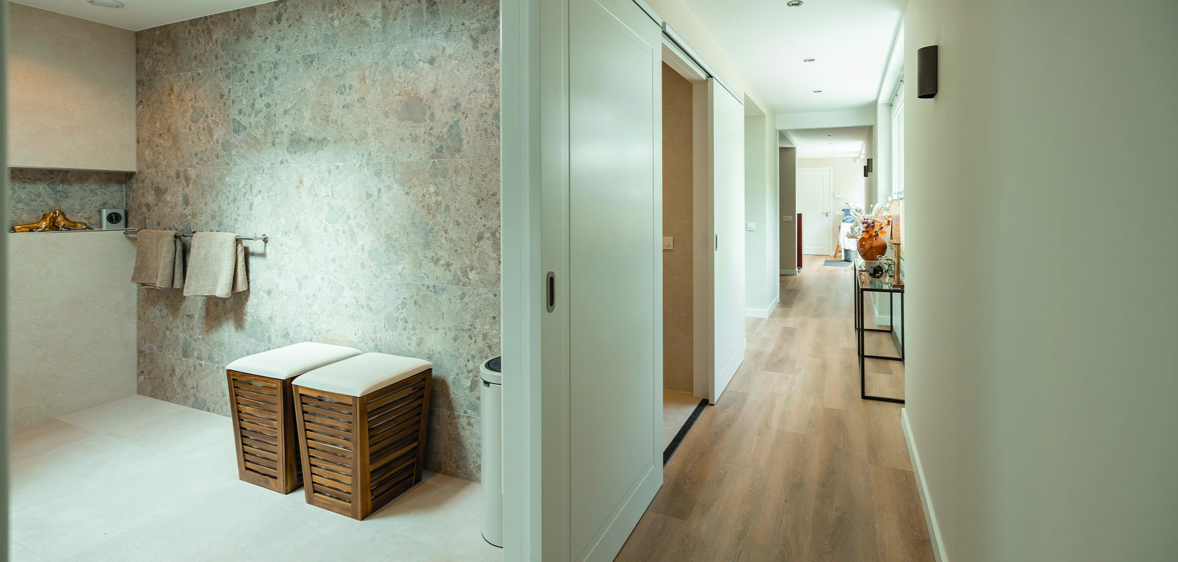 Badkamer en gang met natuursteen in Krimpen aan den IJssel