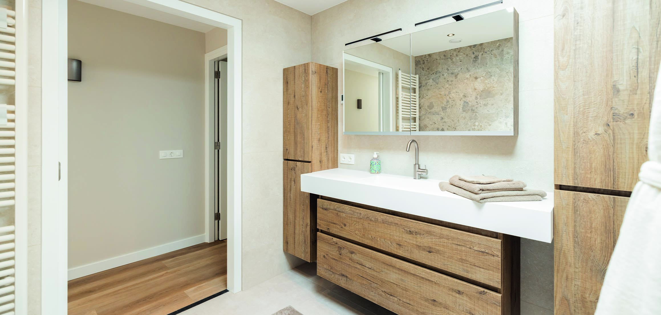 Badkamer met houten badmeubel en spiegelkast in Krimpen aan den IJssel