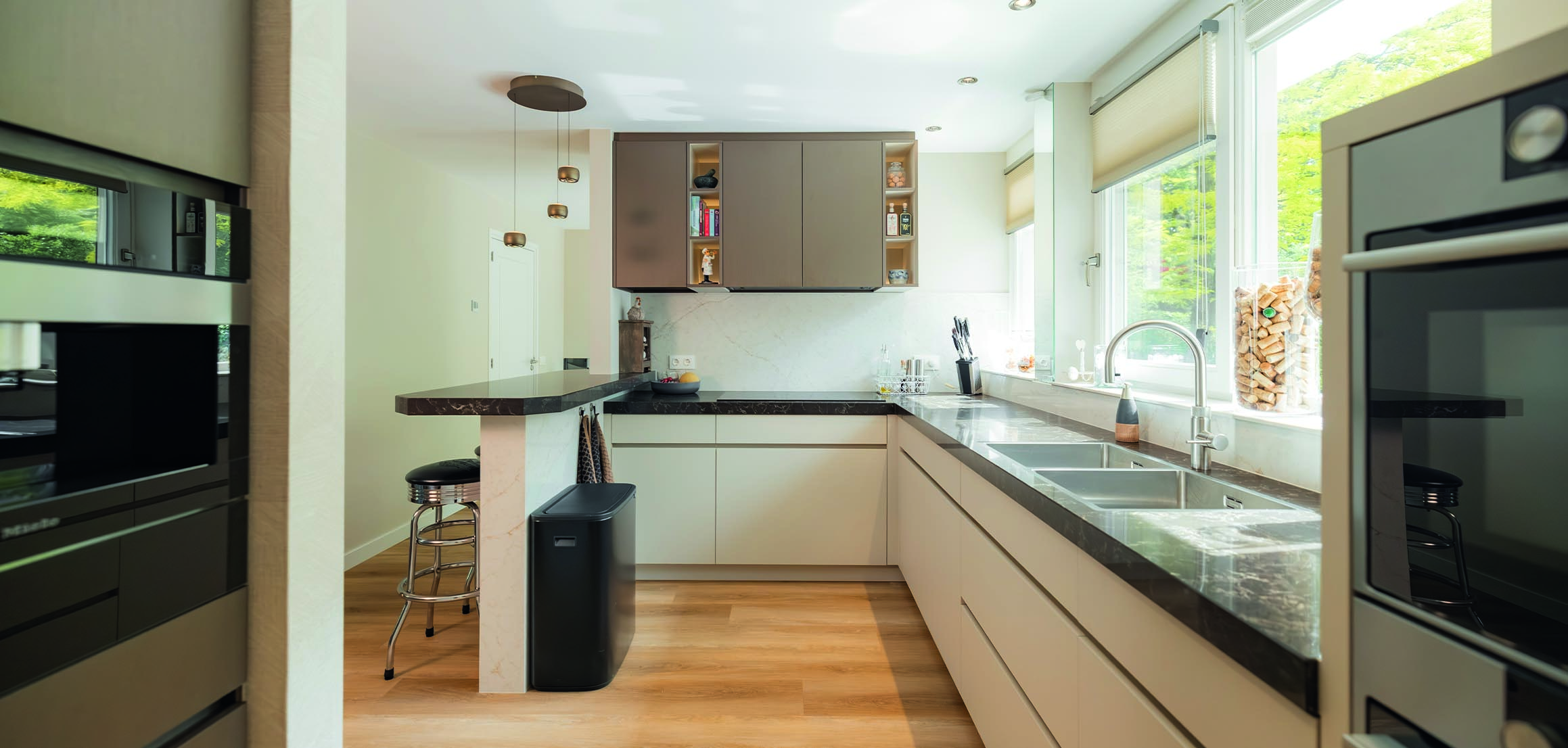 Witte keuken met donker werkblad in Krimpen aan den IJssel