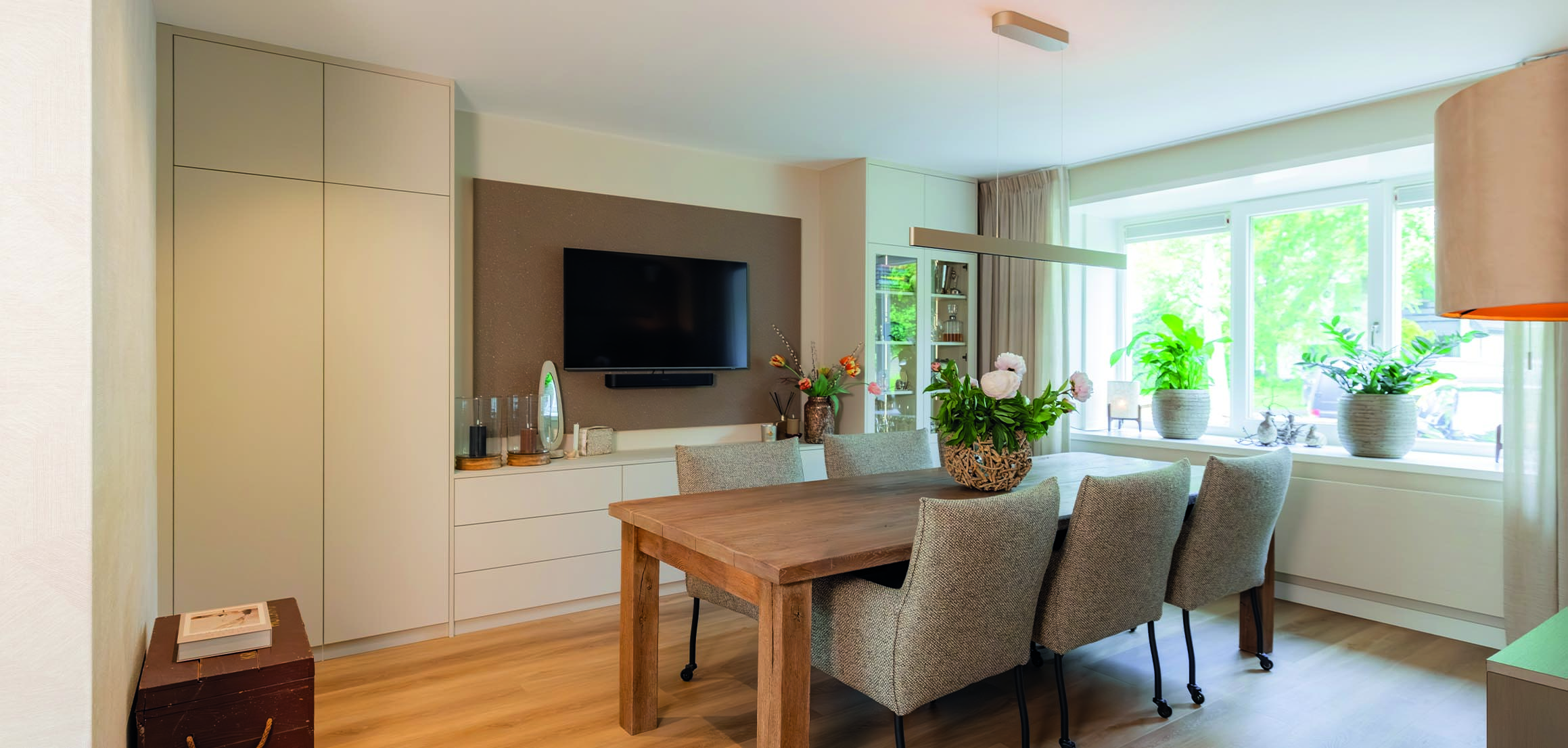Eetkamer met maatwerk kasten en tv-wand in Krimpen aan den IJssel