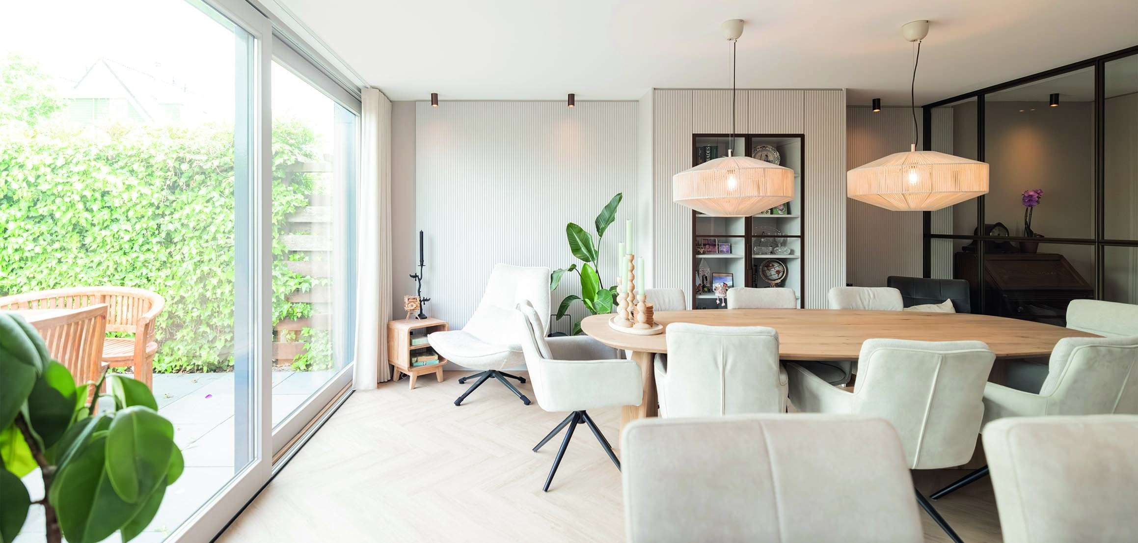 Woonkamer met eettafel en hanglampen in Bodegraven