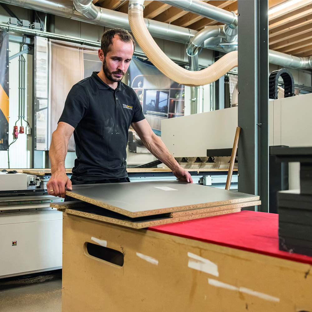 Vakman aan het werk bij de werkbank van Vida Interieur