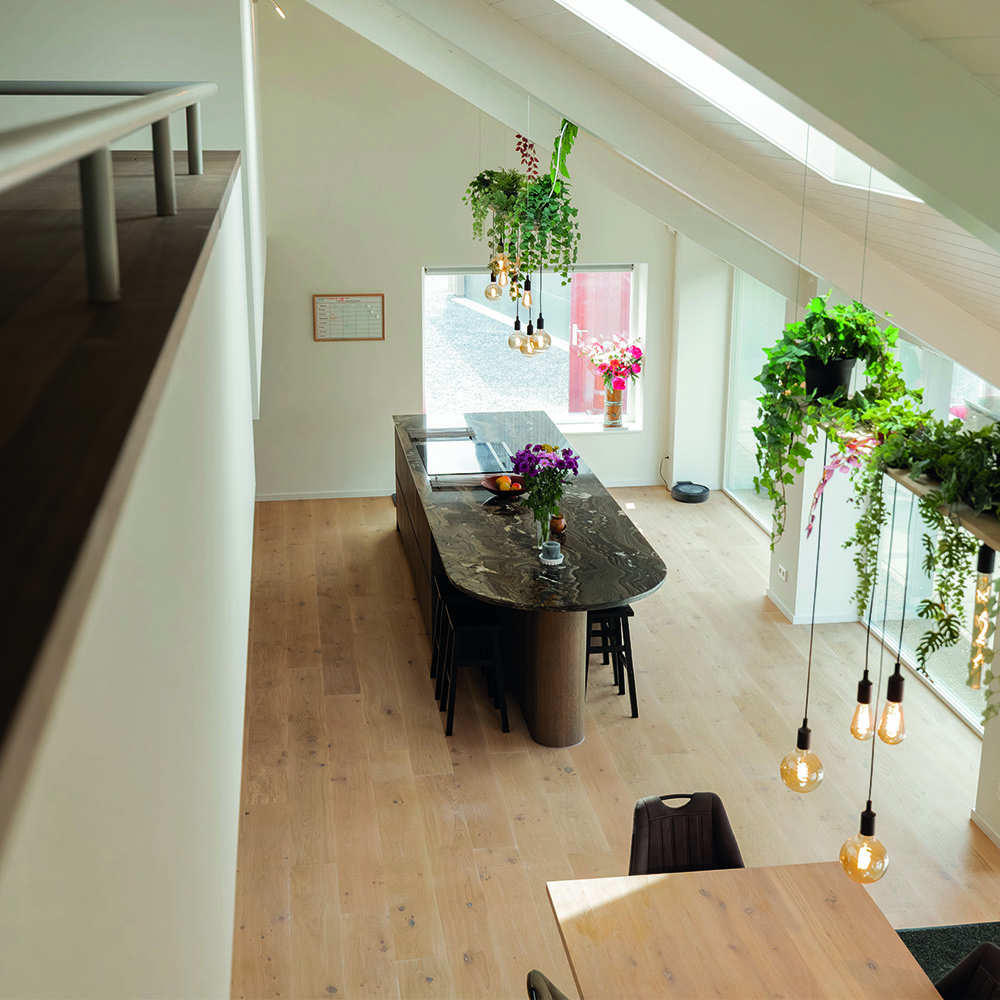 Eettafel en maatwerk in open woonruimte in Oud-Beijerland