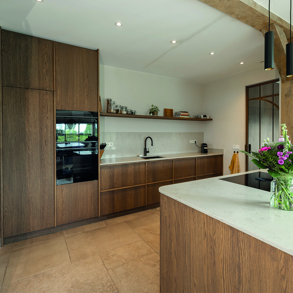 Keuken met houten kastenwand en open planken in Ouderkerk aan den IJssel