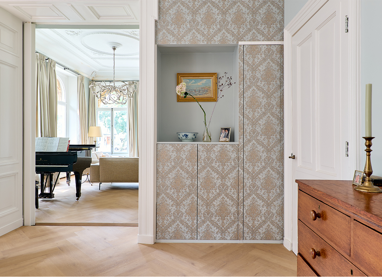 Doorkijk naar kamer met vleugel aan de Eendrachtsweg in Rotterdam