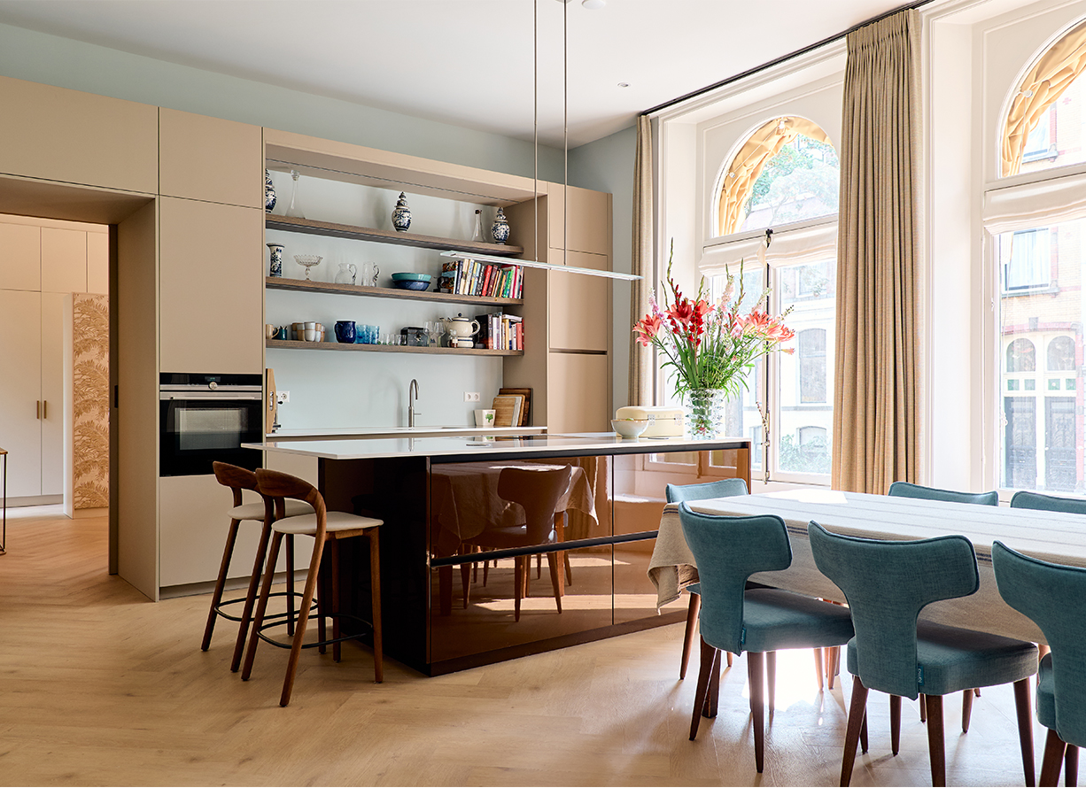 Keuken met open wandkasten en kookeiland aan de Eendrachtsweg in Rotterdam