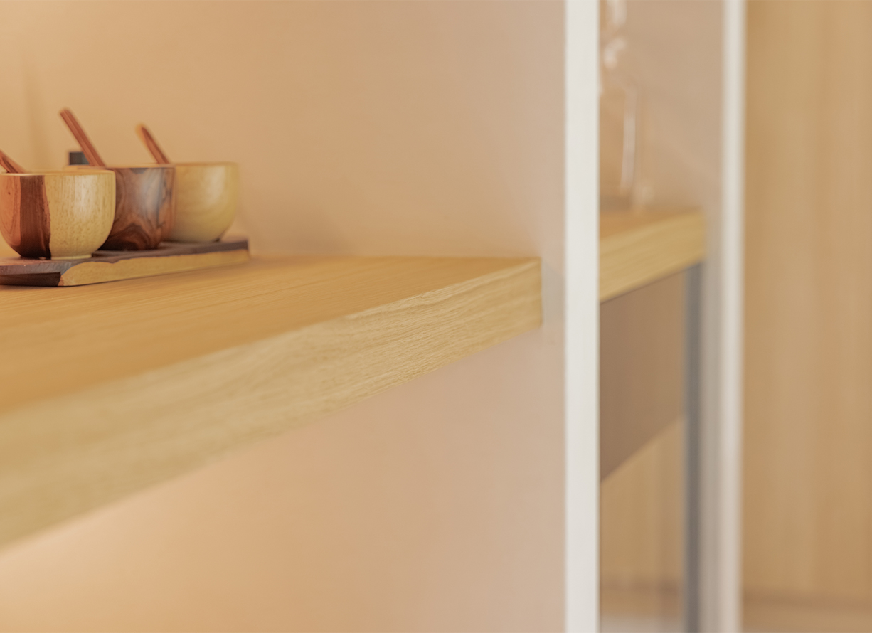 Eiken plank met decoratie in Heenvliet