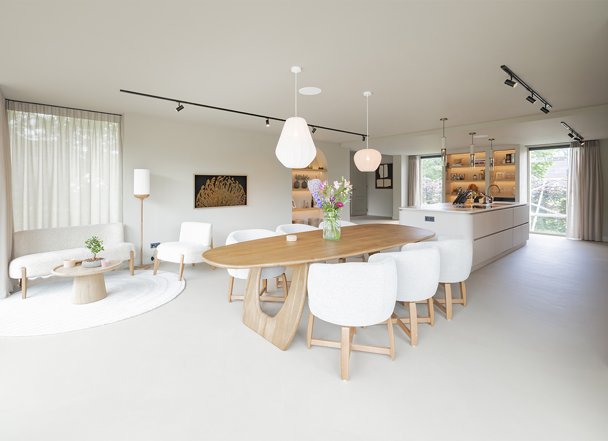 Eetkamer met ronde tafel en eiken wandkasten in Heenvliet