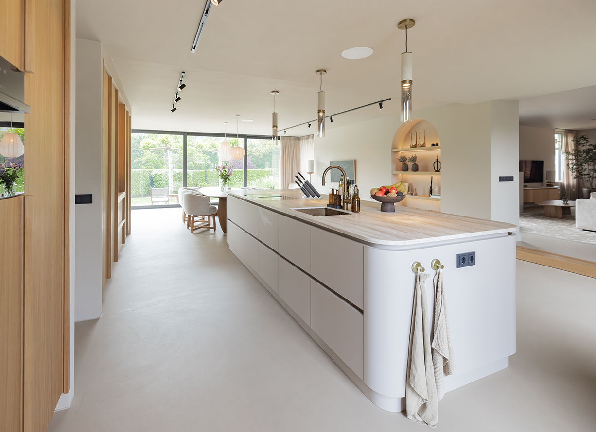 Wit kookeiland in lichte keuken in Heenvliet