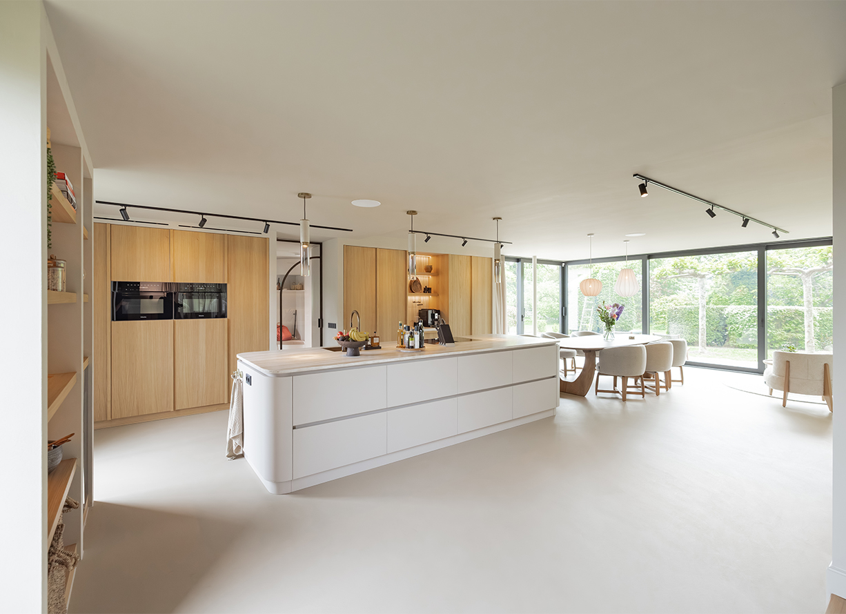 Open keuken met eiken wand in Heenvliet