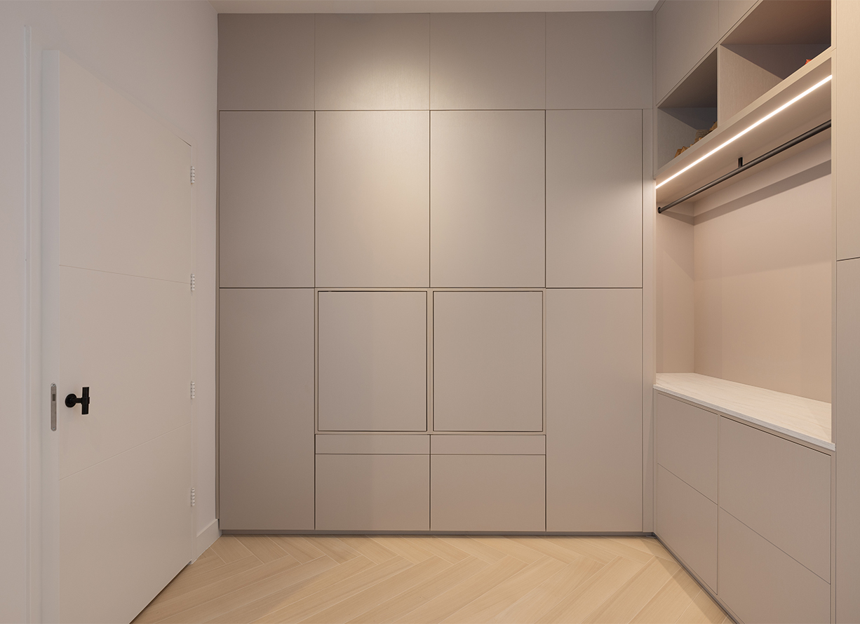 Maatwerk garderobe met kastenwand in Hellevoetsluis