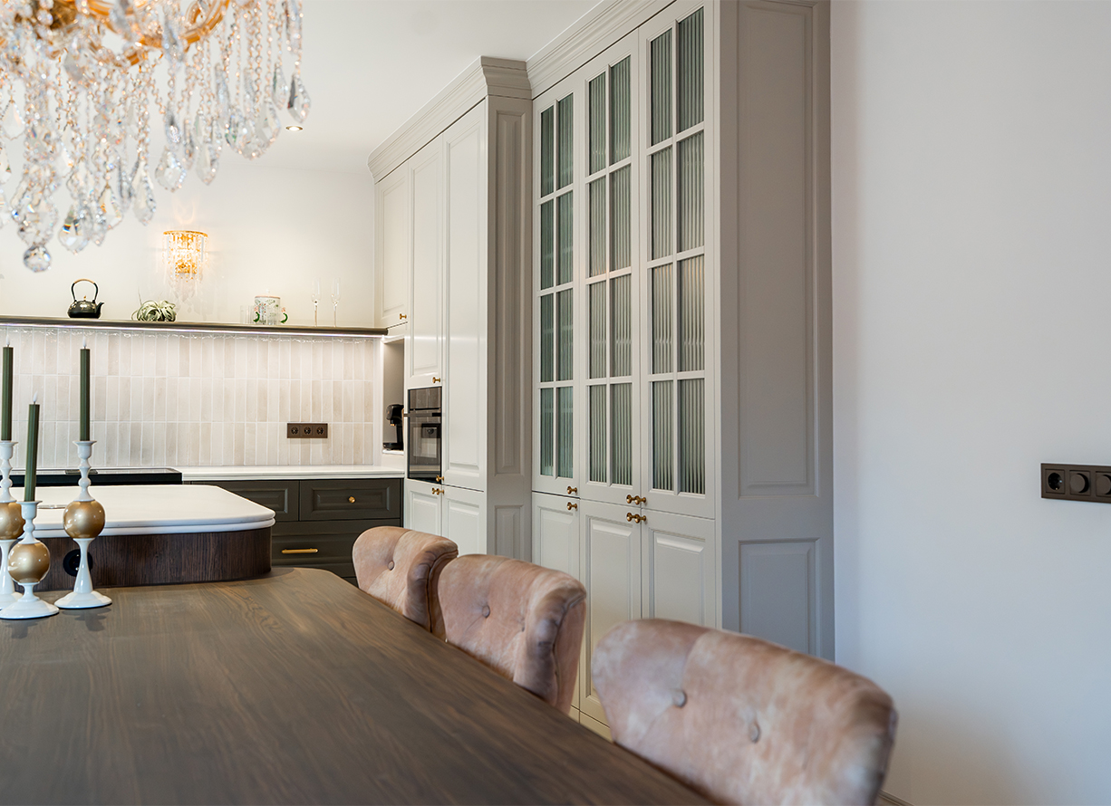 Eettafel en keuken met vitrinekast aan de Kerkweg