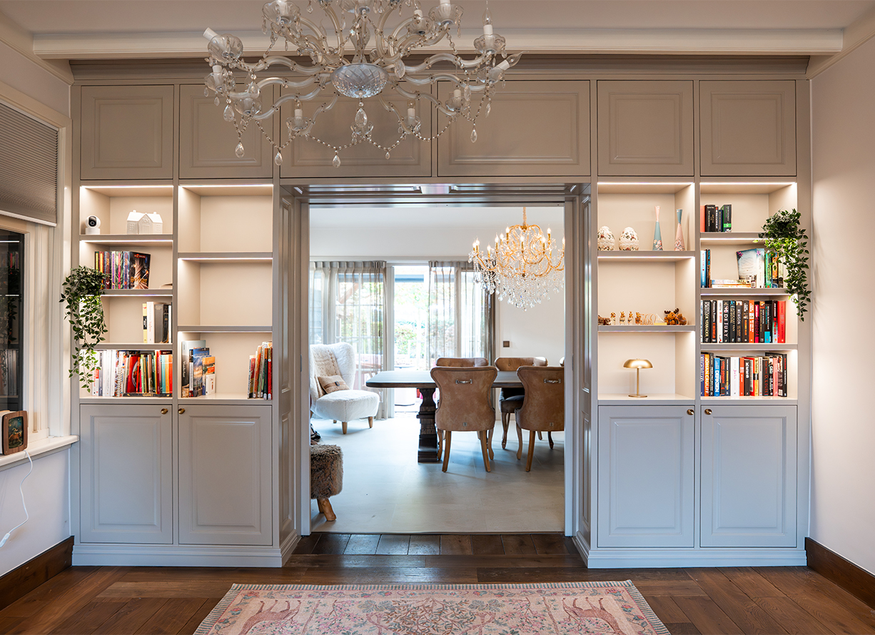 Maatwerk boekenkasten rond de doorgang aan de Kerkweg
