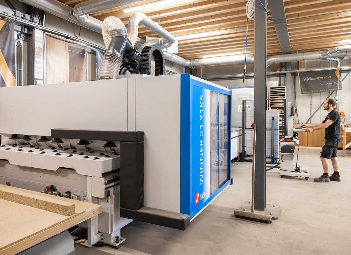 CNC-machine in de werkplaats van Vida Interieur
