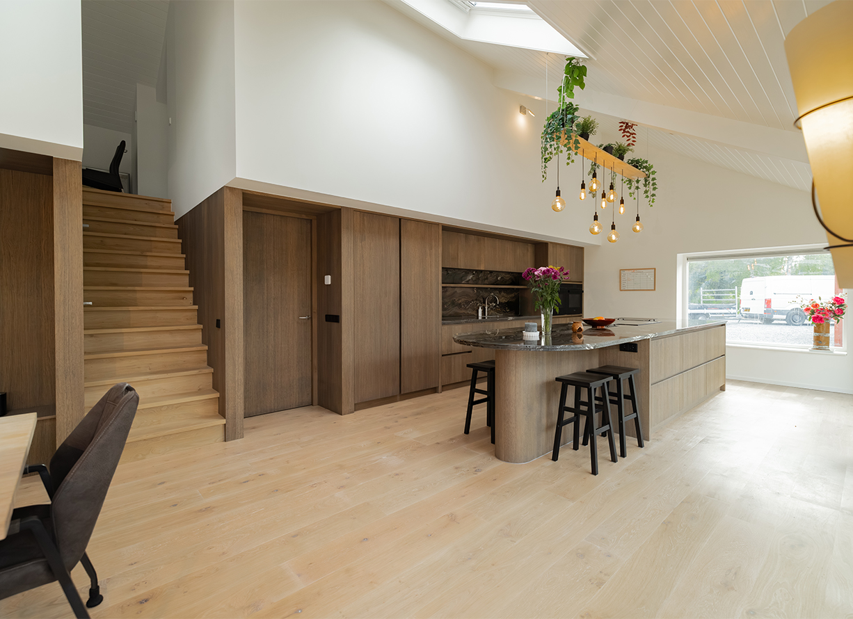 Keuken met eiland en barkrukken in Oud-Beijerland