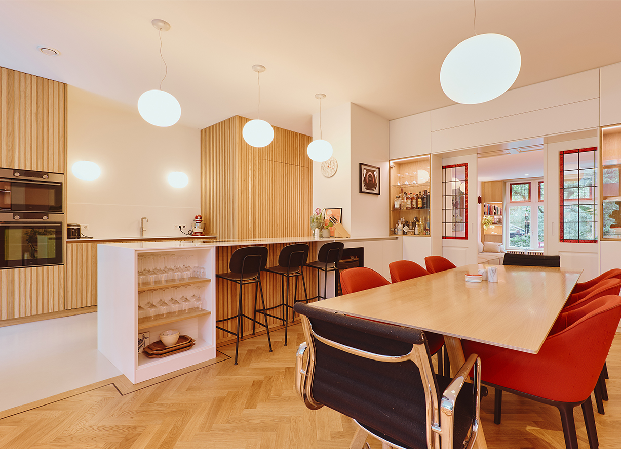 Woonkeuken met eiken wand en eettafel aan de Boezemsingel in Rotterdam