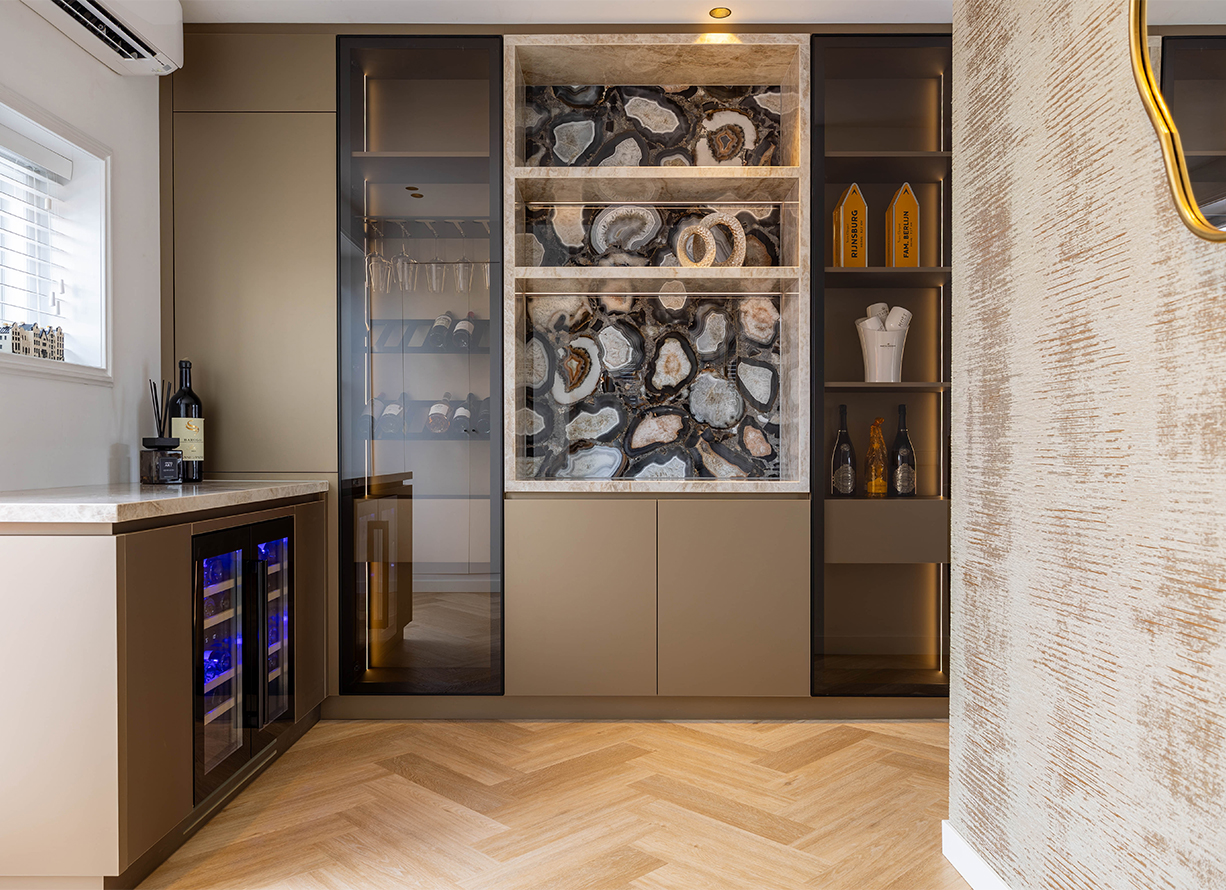 Maatwerk wandkast met wijnklimaatkast in Warmond