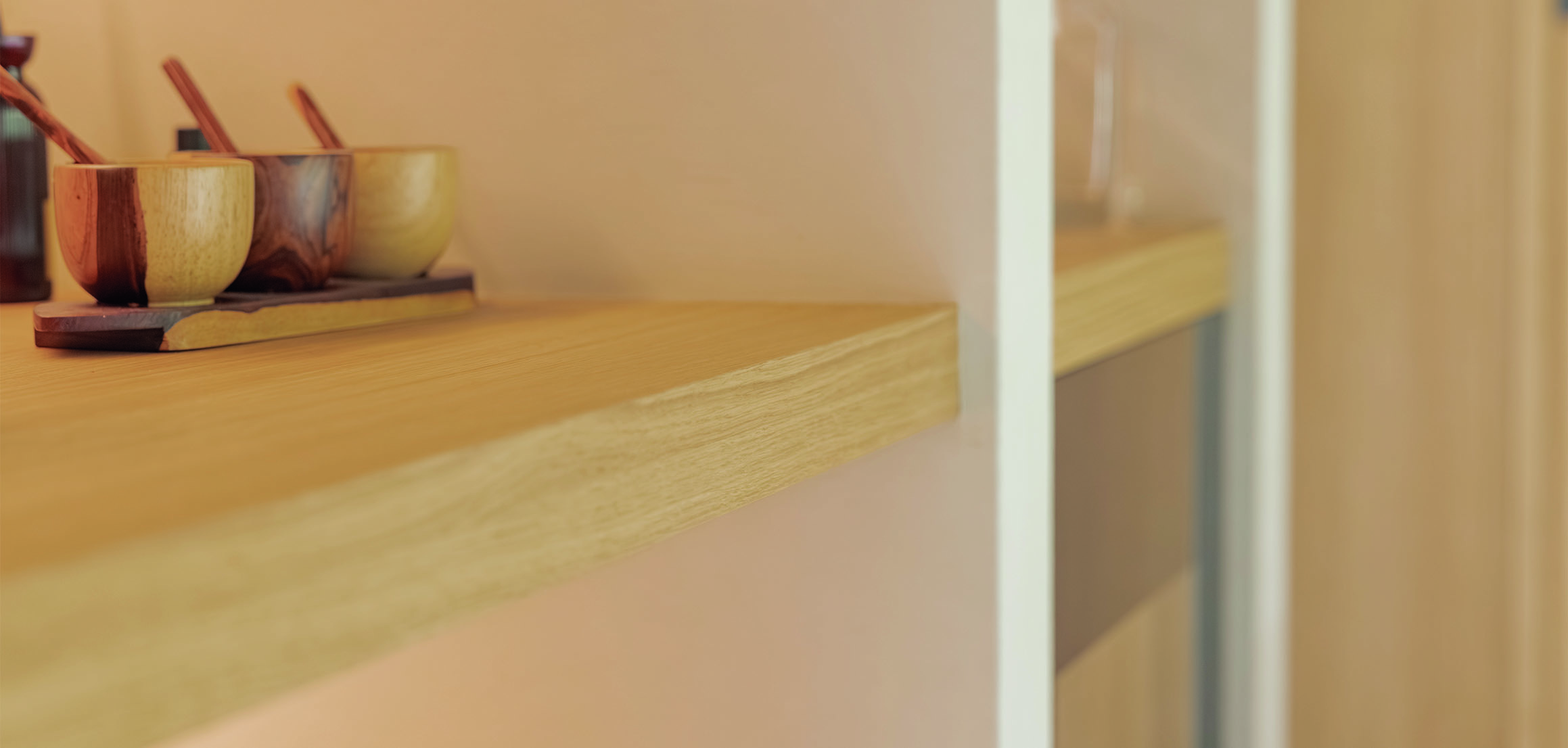 Zwevende eiken plank met decoratie in Heenvliet