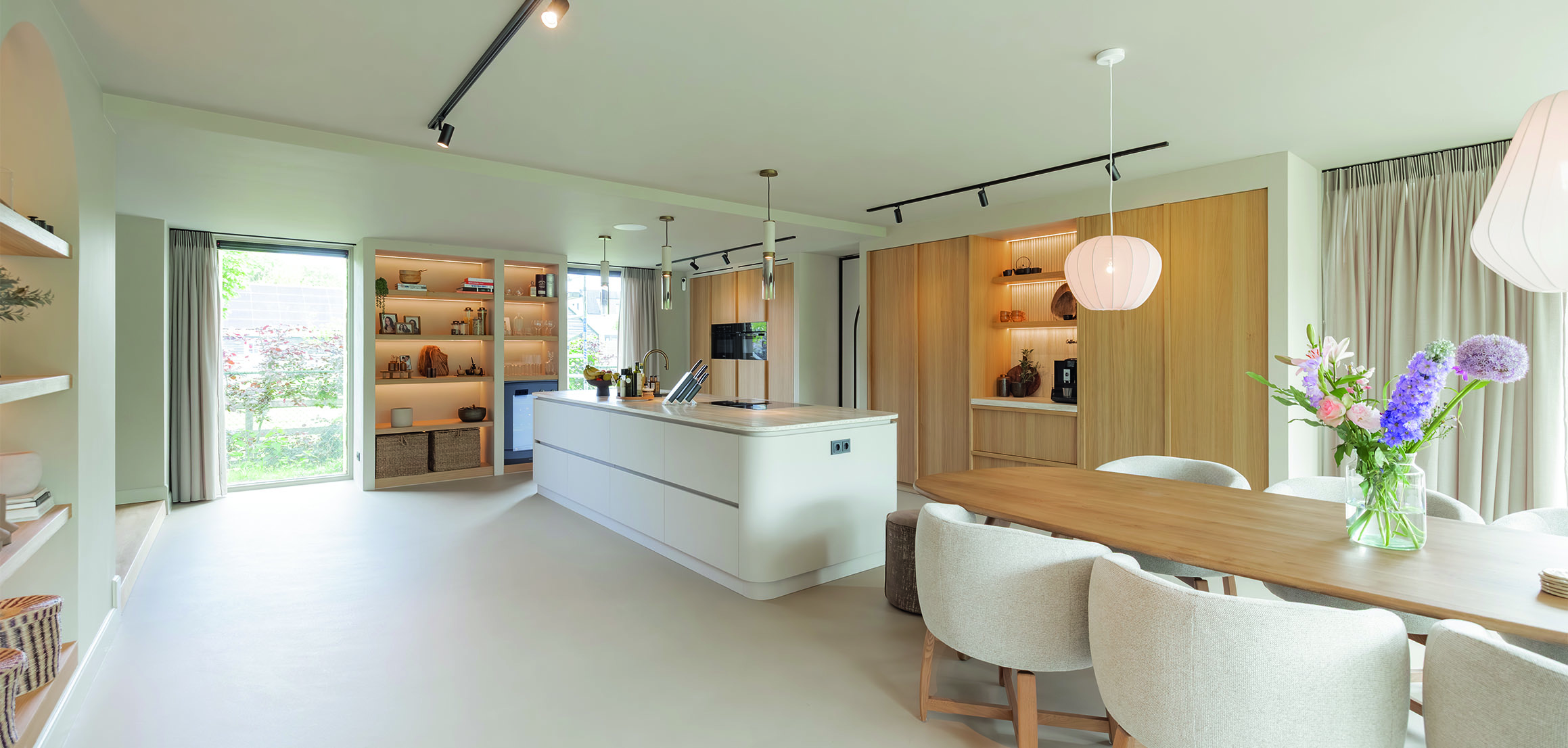 Keuken en eetkamer in open ruimte in Heenvliet