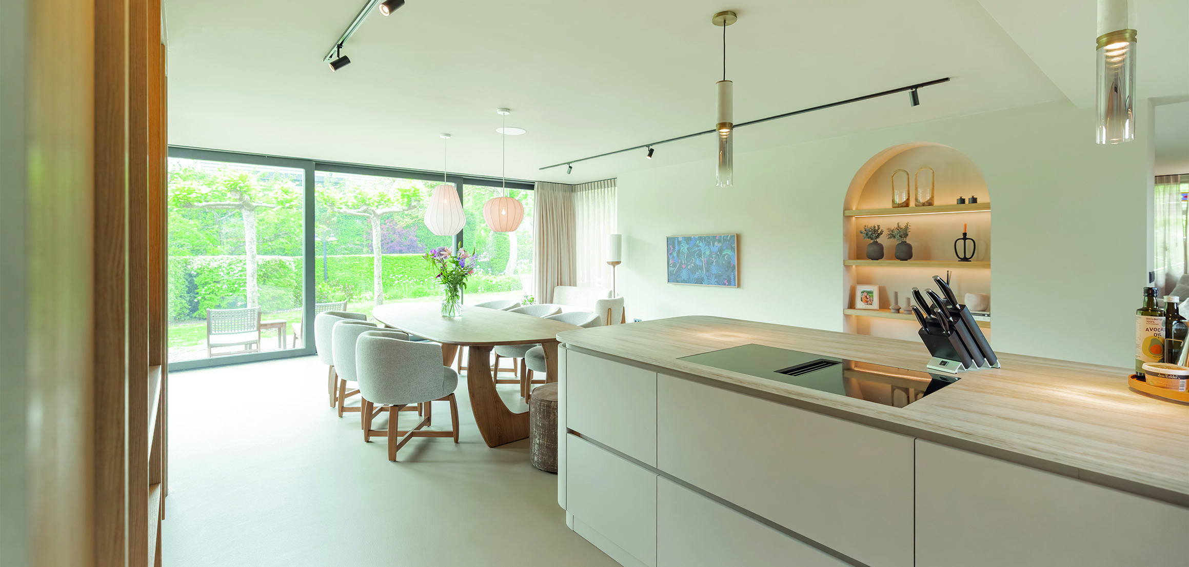 Keuken met wit eiland en boognis in Heenvliet