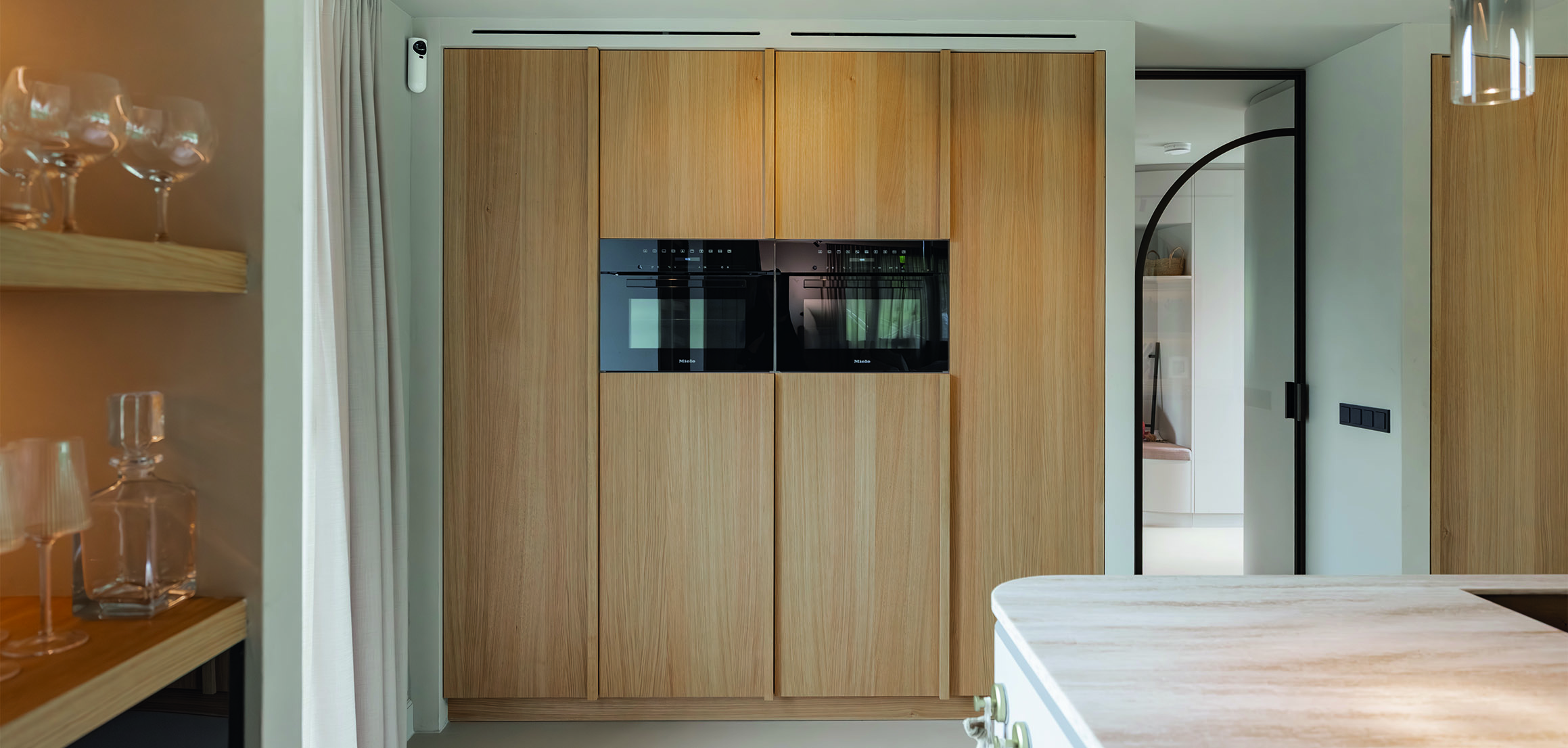 Eiken kastenwand met oven in Heenvliet