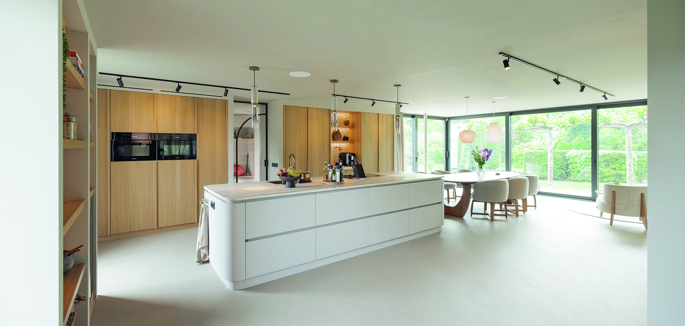 Keuken met lang wit eiland in Heenvliet