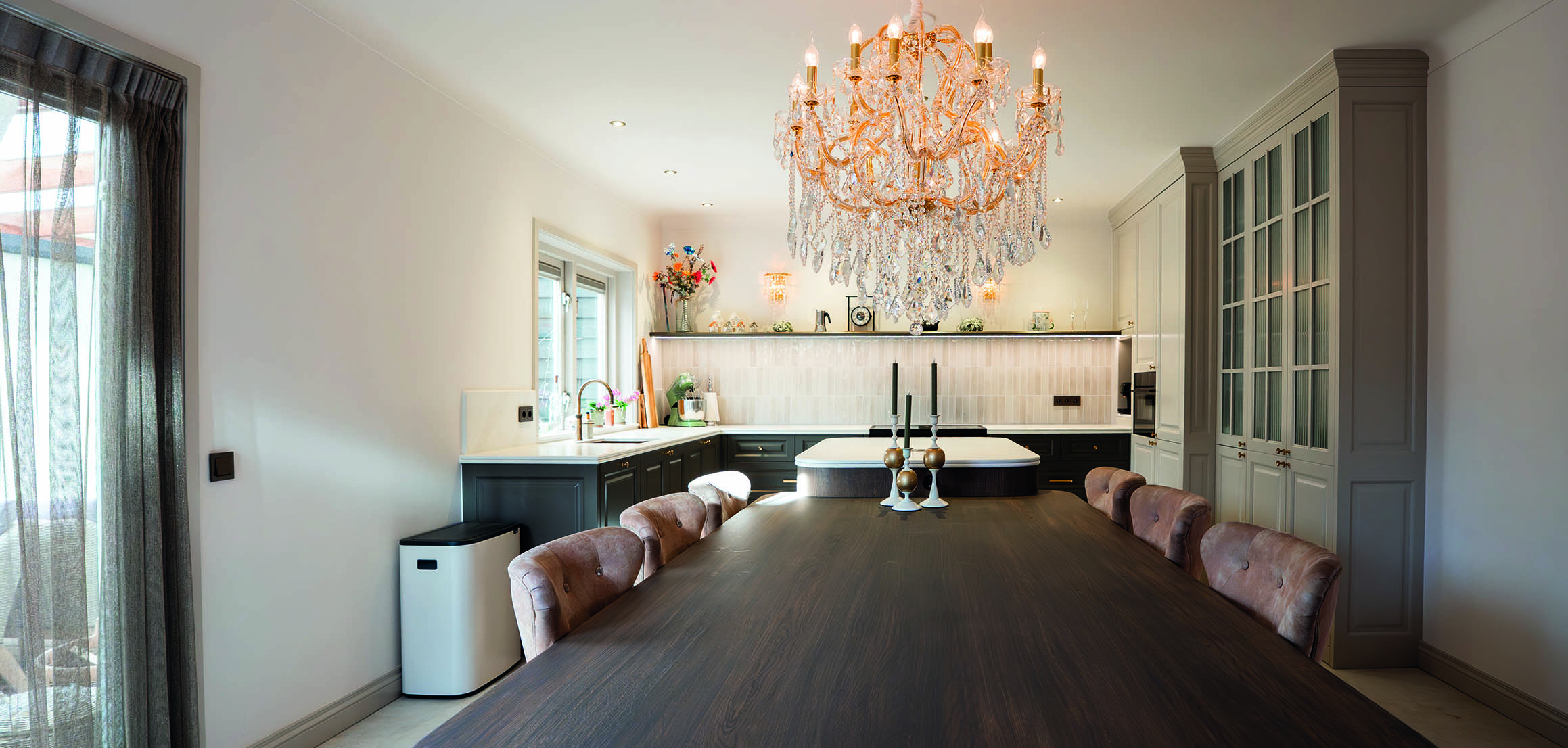 Eettafel met kroonluchter en maatwerk kast aan de Kerkweg