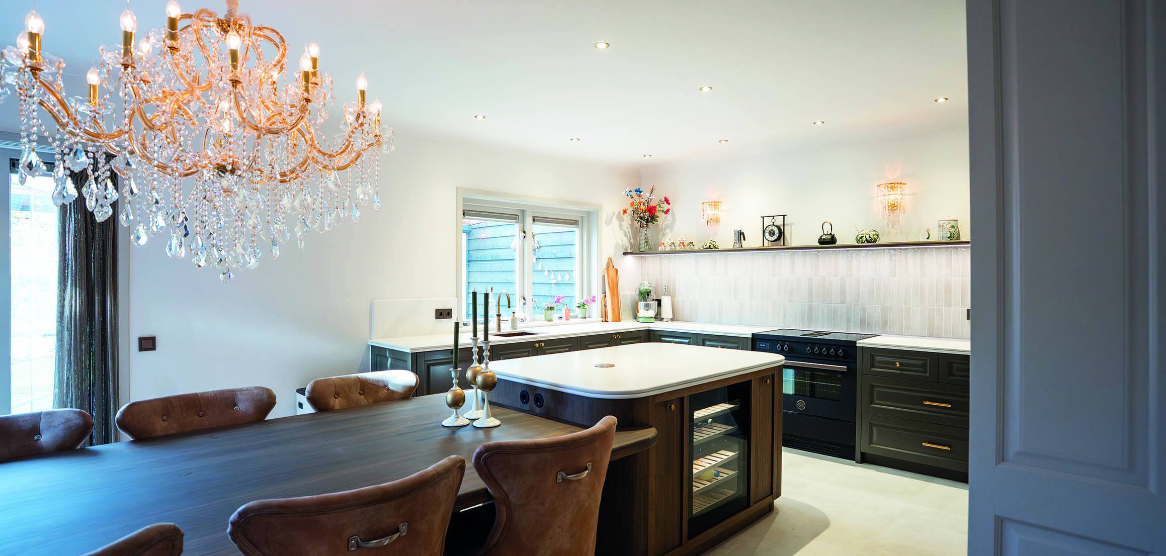 Keuken en eetkamer met kroonluchter aan de Kerkweg