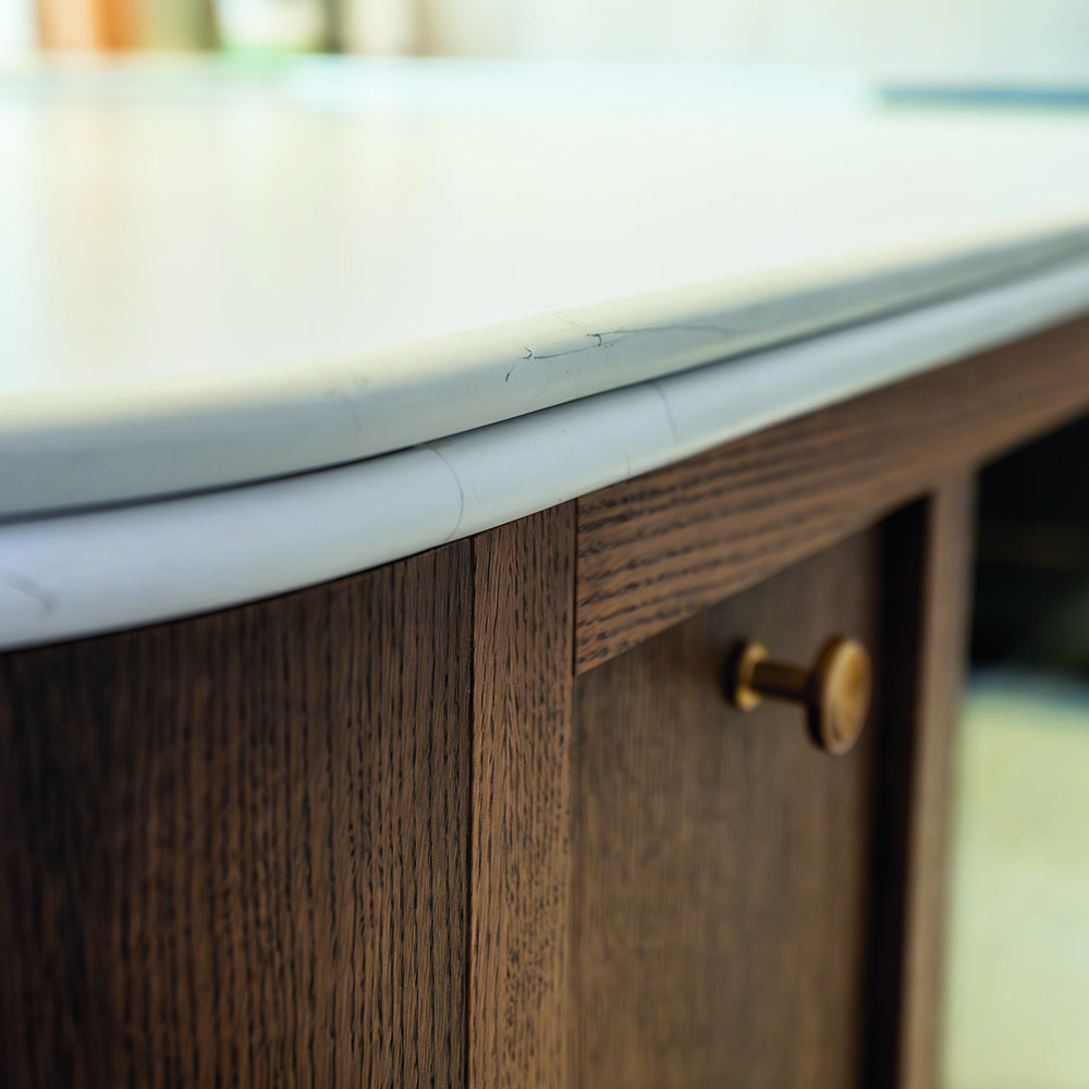 Detail van werkblad en houten kast aan de Kerkweg