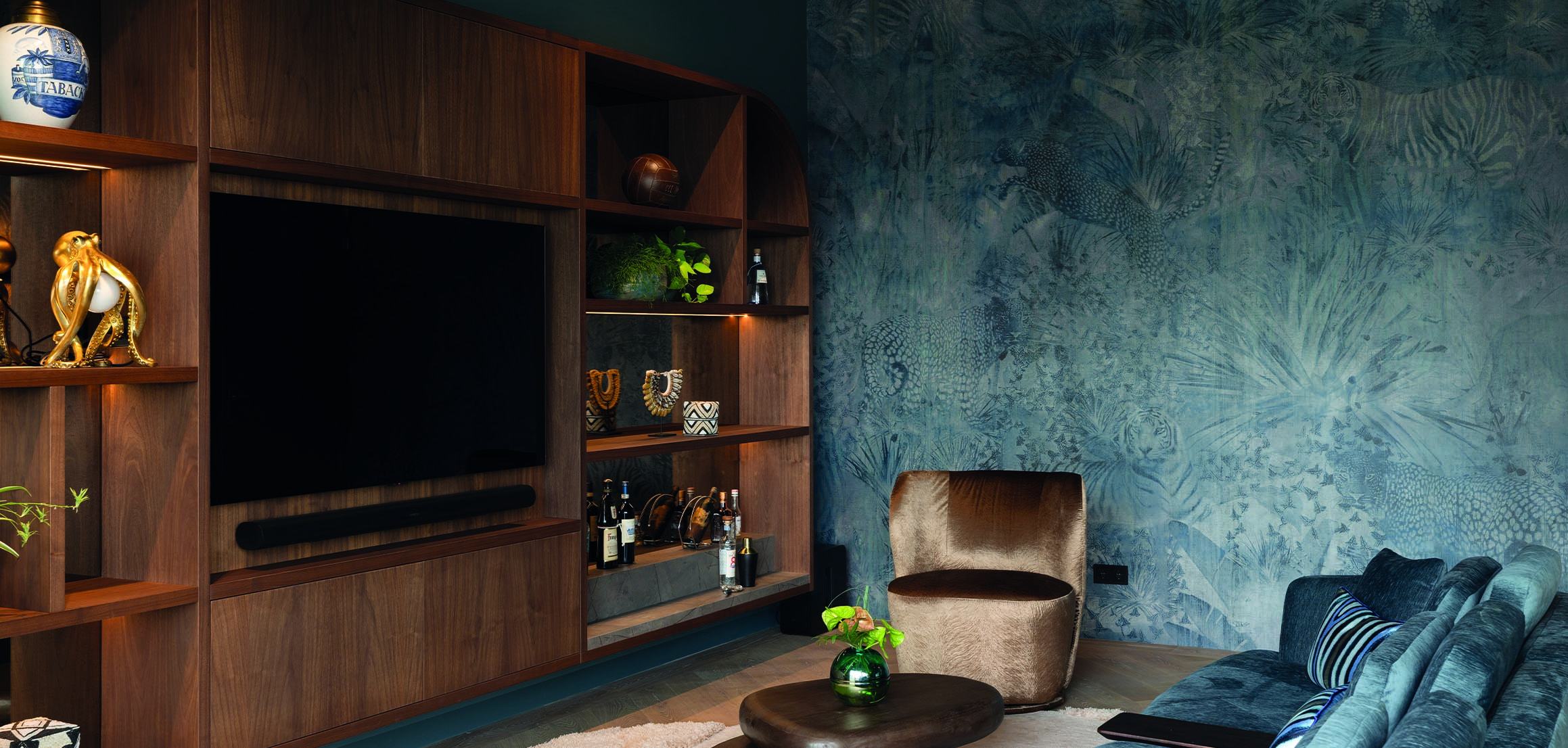 Donkere houten tv-wand met lounge in de Markthal in Rotterdam