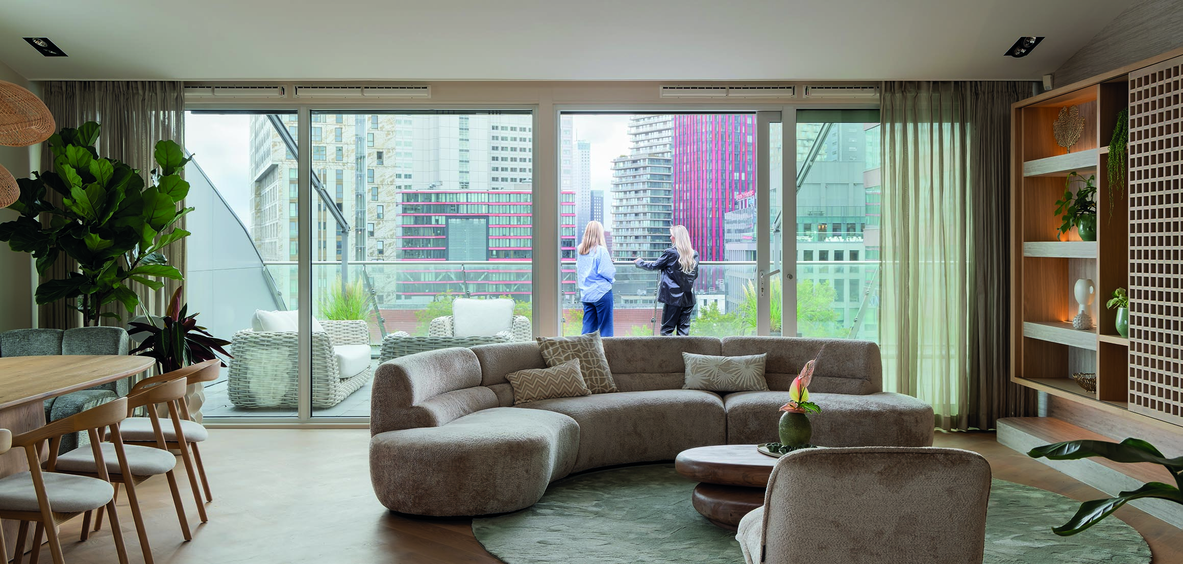 Lounge met ronde banken bij het raam in de Markthal in Rotterdam