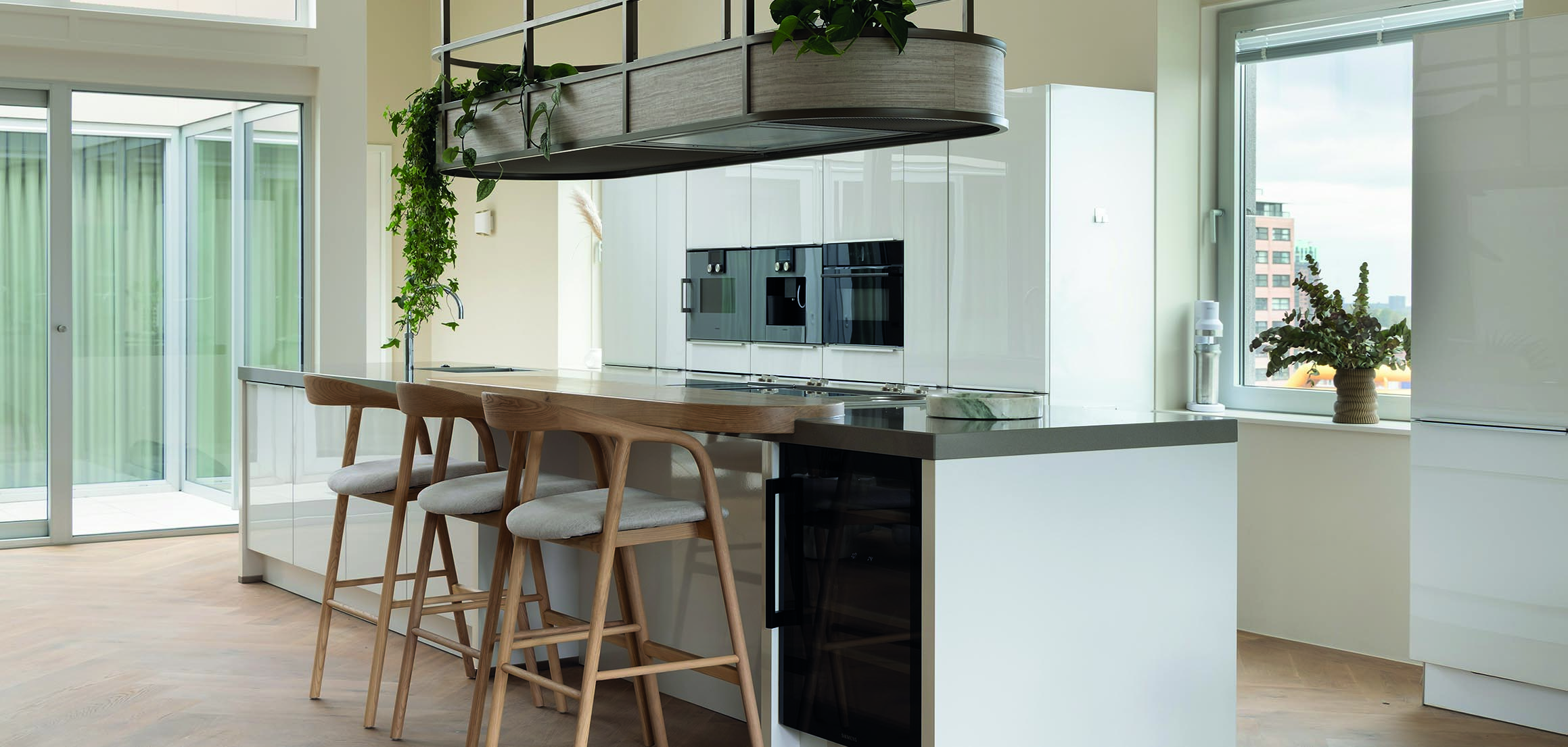 Keuken met eiland en hangrek in de Markthal in Rotterdam
