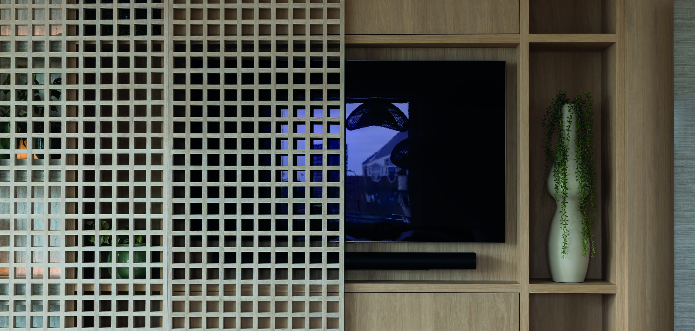 Roosterwand met tv in maatwerk kast in de Markthal in Rotterdam