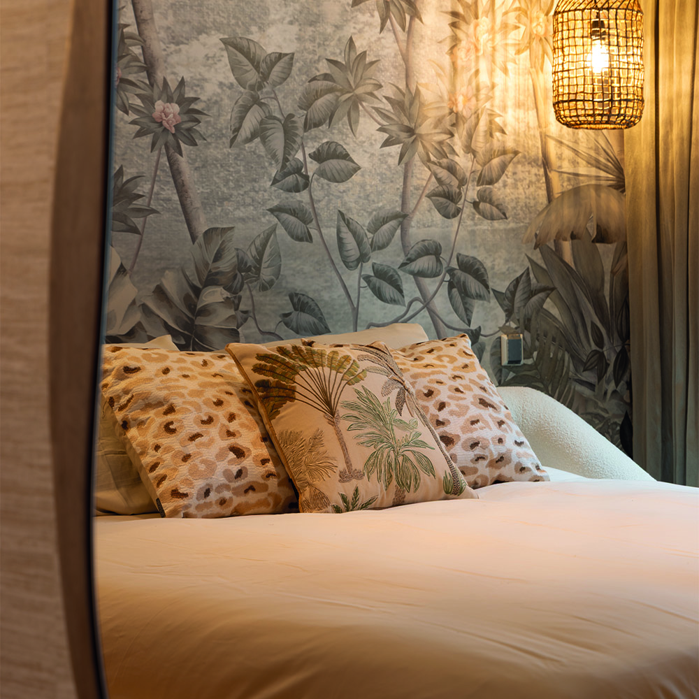 Slaapkamer met botanisch behang in de Markthal in Rotterdam