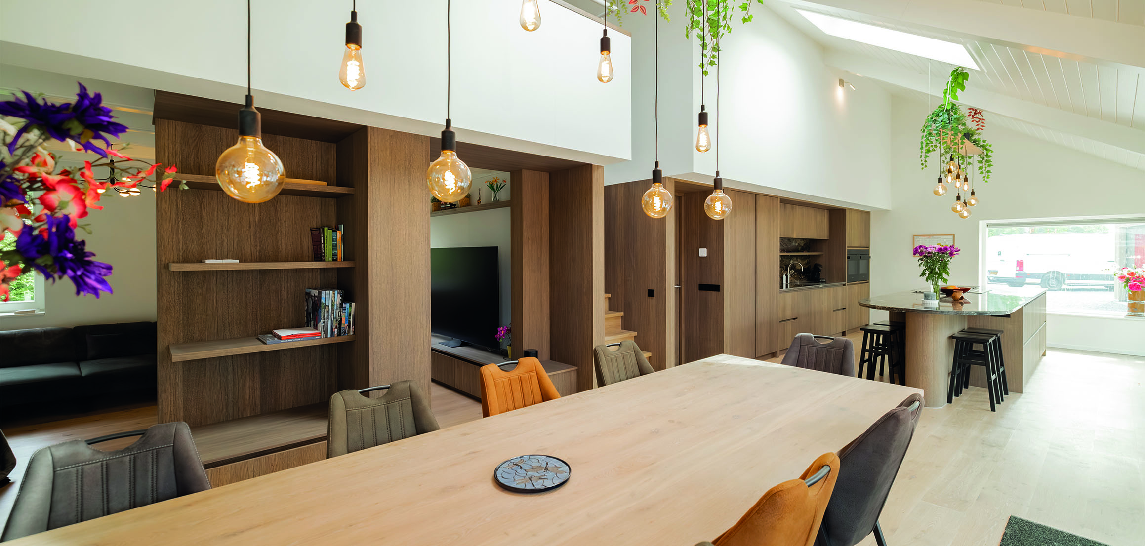 Eettafel voor eiken maatwerk wand in Oud-Beijerland