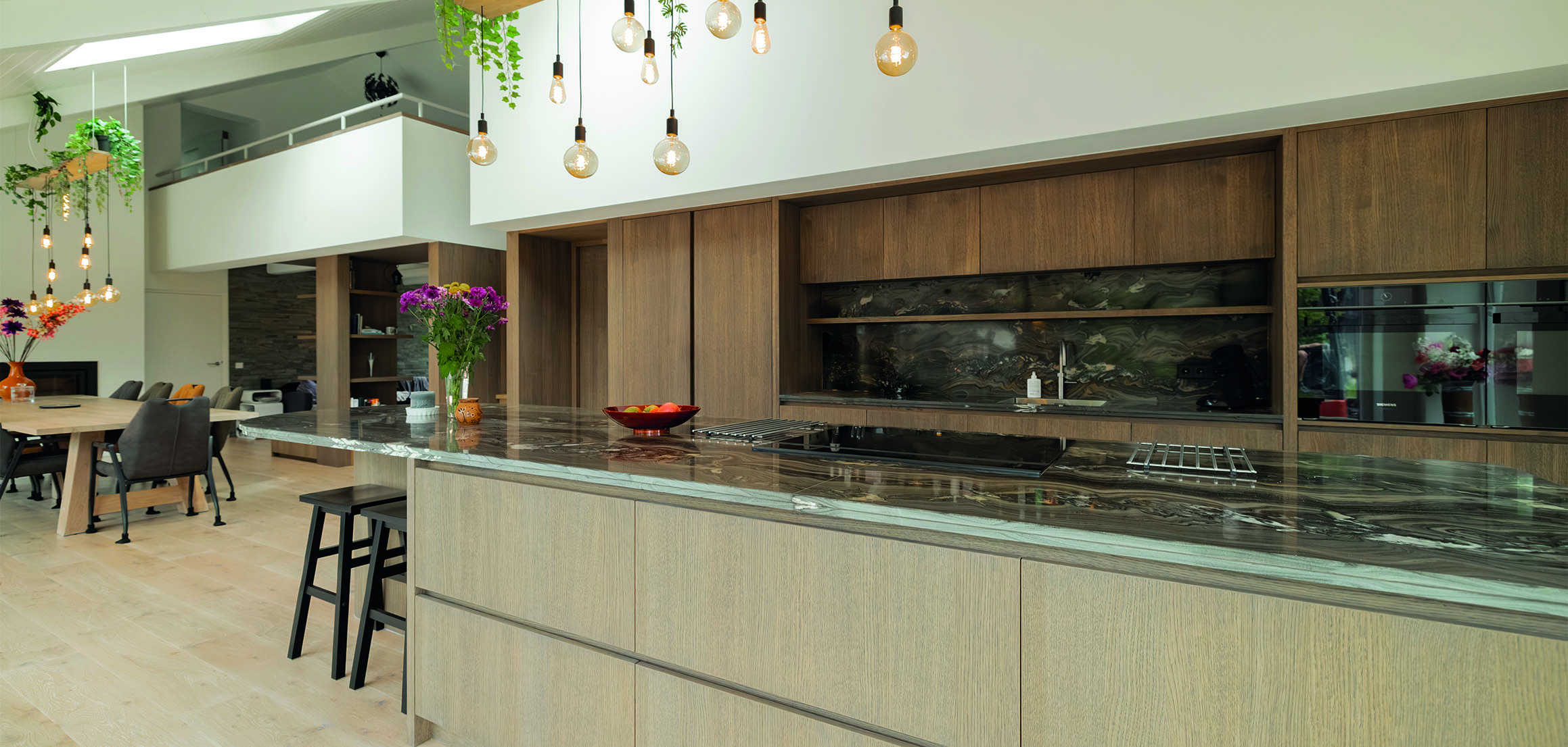Open keuken met eiken wand en eiland in Oud-Beijerland
