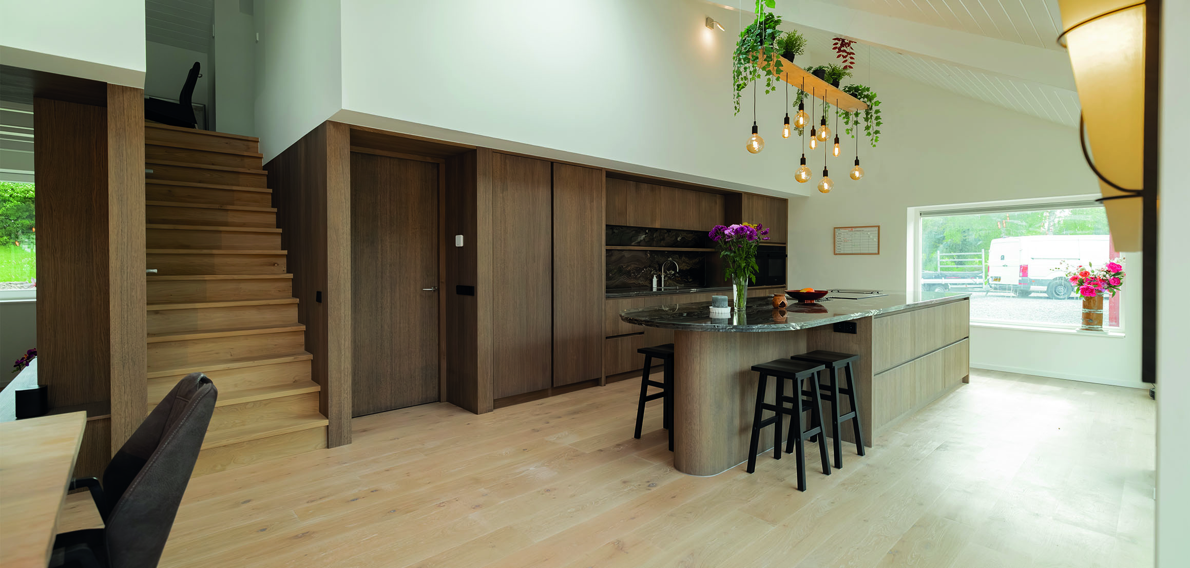 Keuken en trap in open ruimte in Oud-Beijerland
