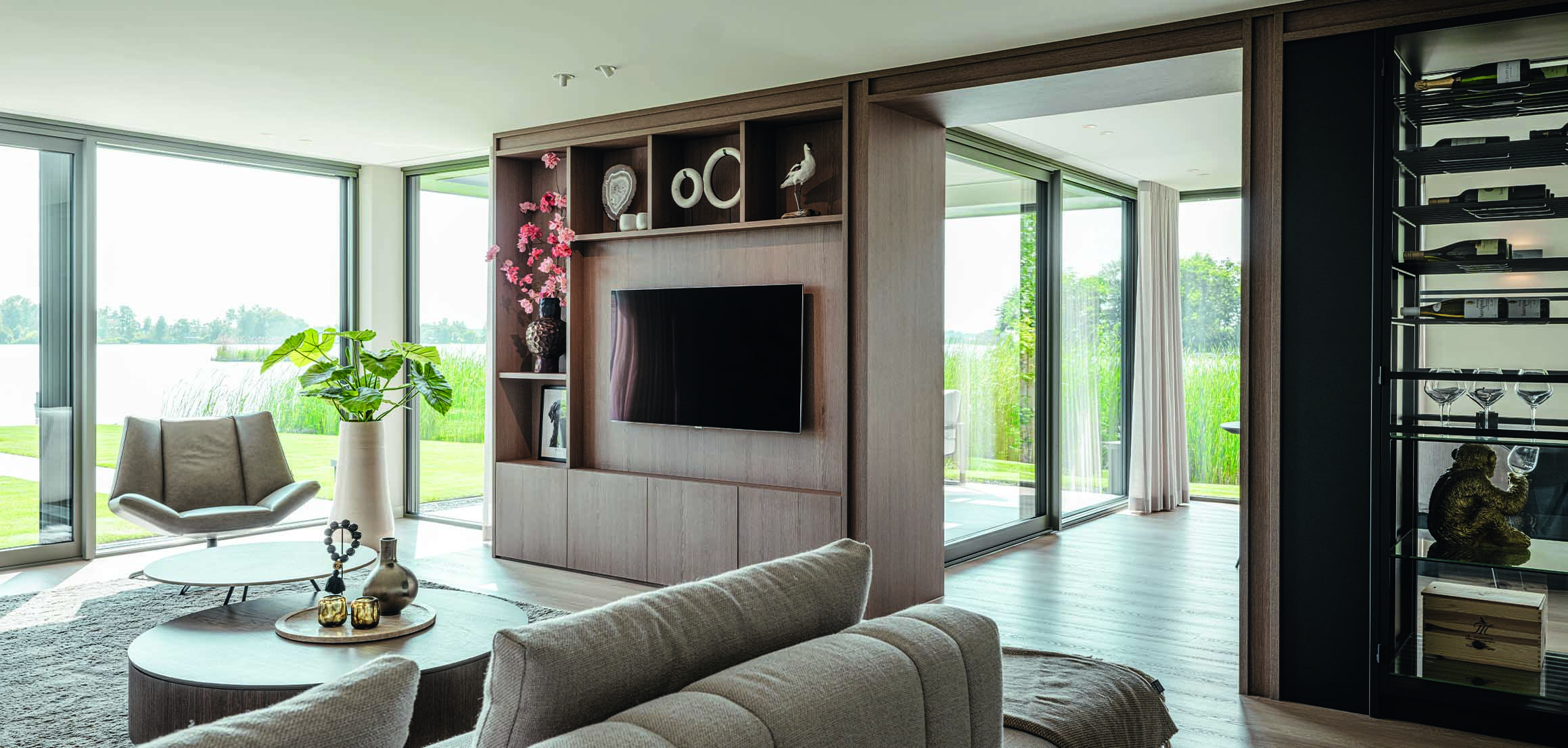 Lounge met maatwerk tv-wand en wijnkast in Reeuwijk