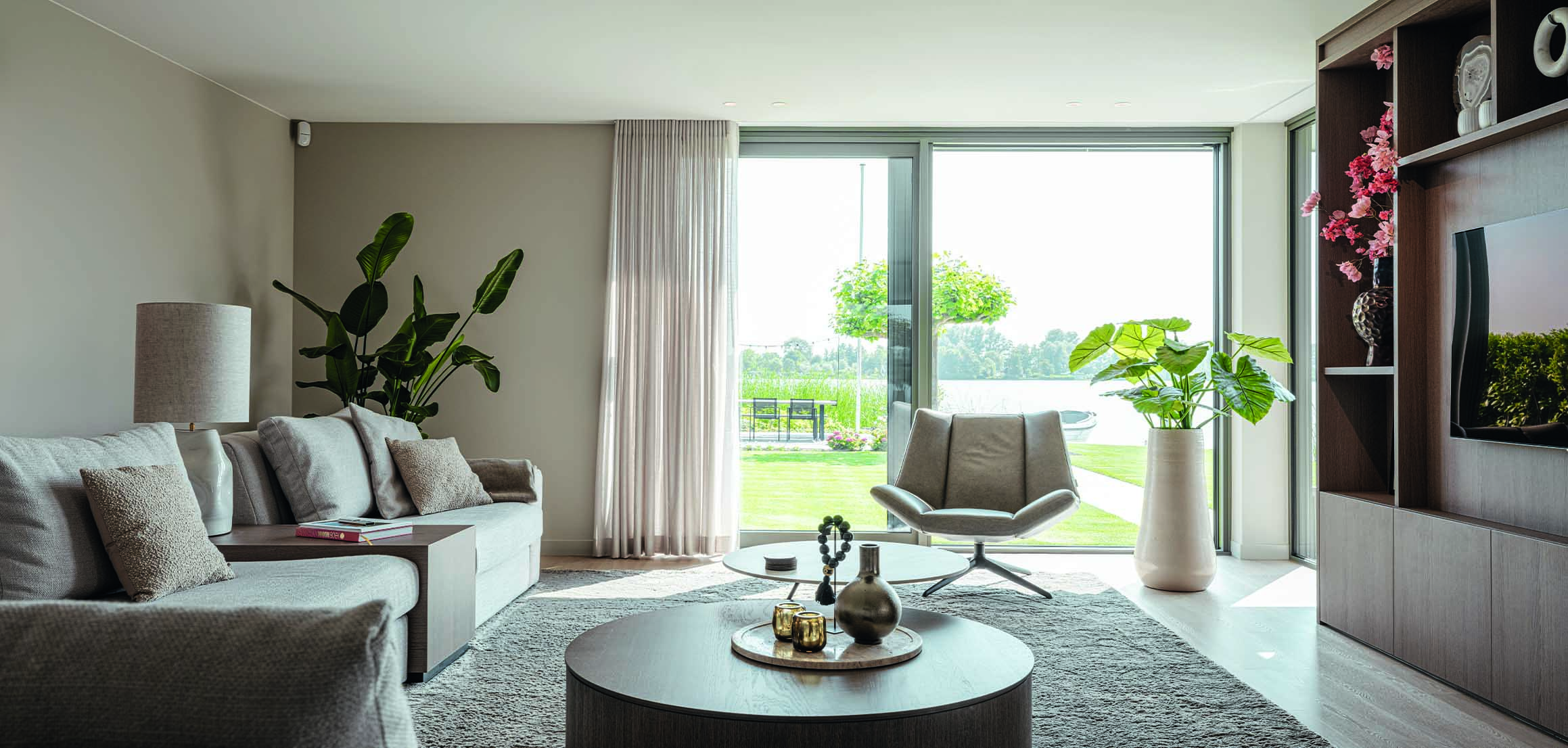 Woonkamer met ronde salontafel in Reeuwijk