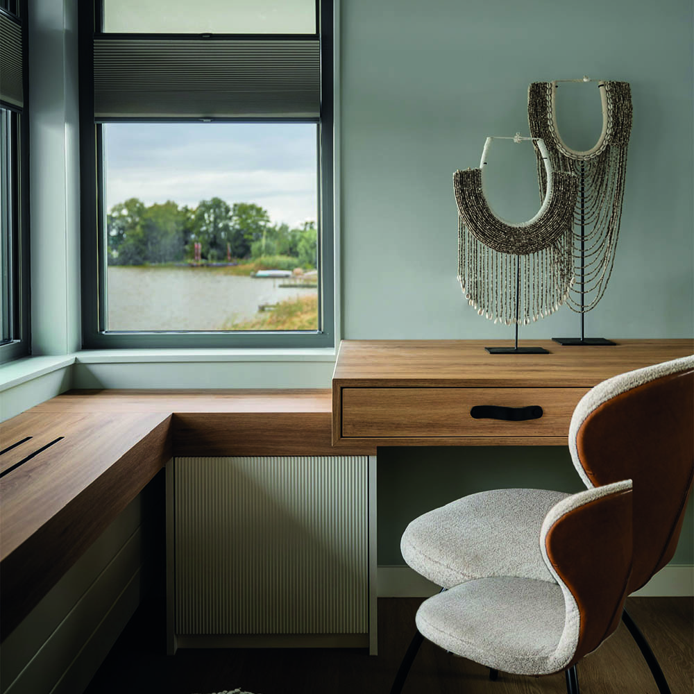 Bureau met uitzicht op de plassen in Reeuwijk